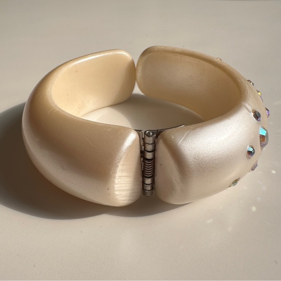 Weiss Pearlescent Clamper Bracelet - Picture 6 of 9